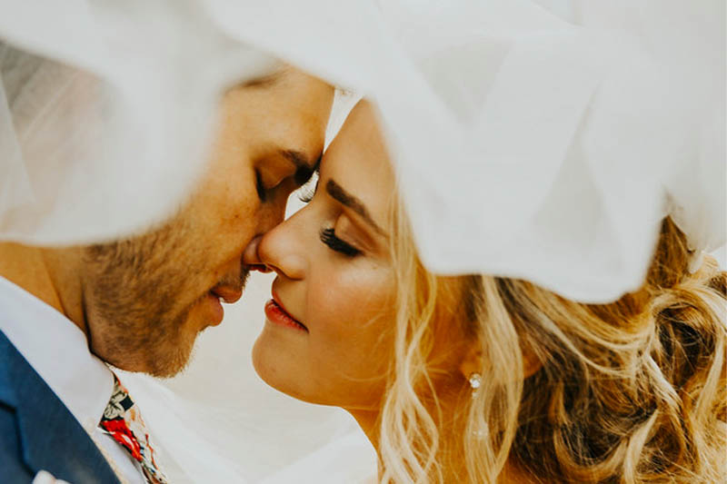 A kiss under the veil